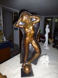 Femme a la cape noire - Sculptures